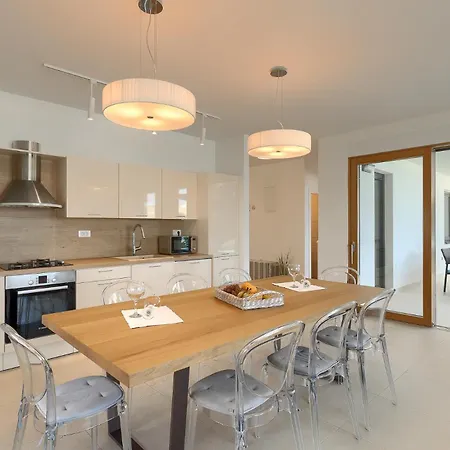 Villa Sail Near Medulin For 10 Persons With 50 M2 Heated Pool, Sea View & Beachfront *