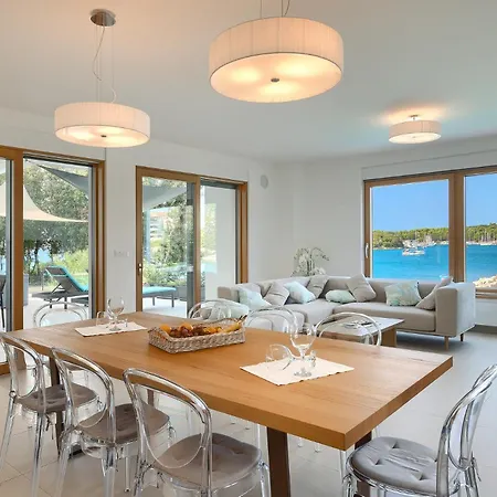 Sail Near Medulin For 10 Persons With 50 M2 Heated Pool, Sea View & Beachfront 别墅 *