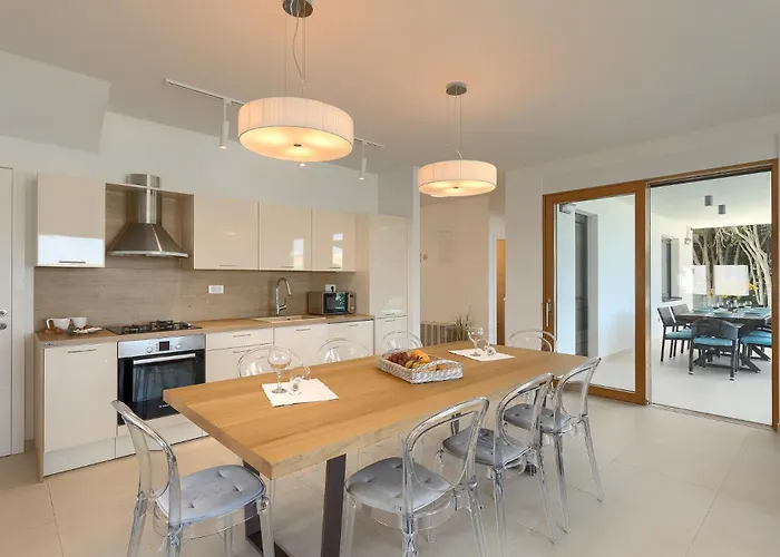 Villa Sail Near Medulin For 10 Persons With 50 M2 Heated Pool, Sea View & Beachfront *