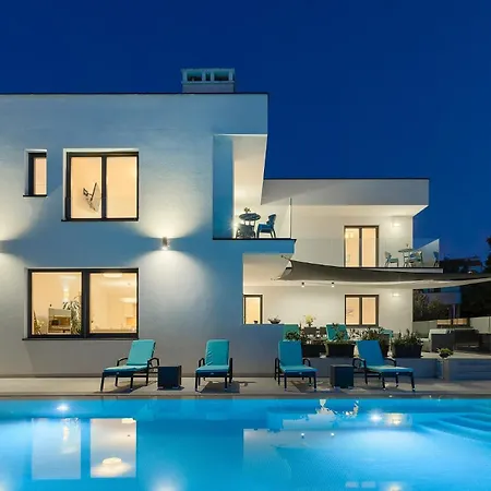 Villa Sail Near Medulin For 10 Persons With 50 M2 Heated Pool, Sea View & Beachfront