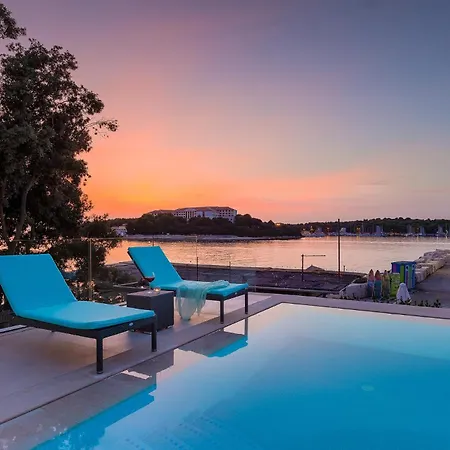 Sail Near Medulin For 10 Persons With 50 M2 Heated Pool, Sea View & Beachfront Villa *