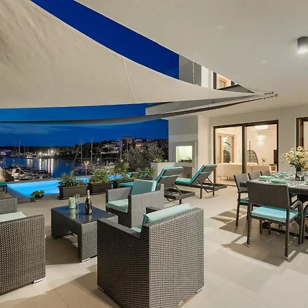 Villa Sail Near Medulin For 10 Persons With 50 M2 Heated Pool, Sea View & Beachfront *