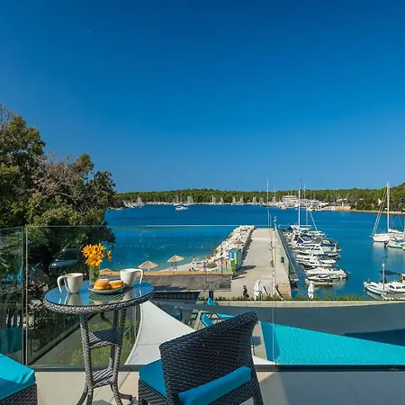 Villa Sail Near Medulin For 10 Persons With 50 M2 Heated Pool, Sea View & Beachfront *