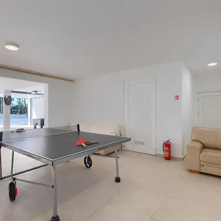 Sail Near Medulin For 10 Persons With 50 M2 Heated Pool, Sea View & Beachfront פיישצ'נה אובלה
