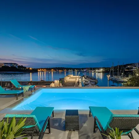 Sail Near Medulin For 10 Persons With 50 M2 Heated Pool, Sea View & Beachfront * פיישצ'נה אובלה