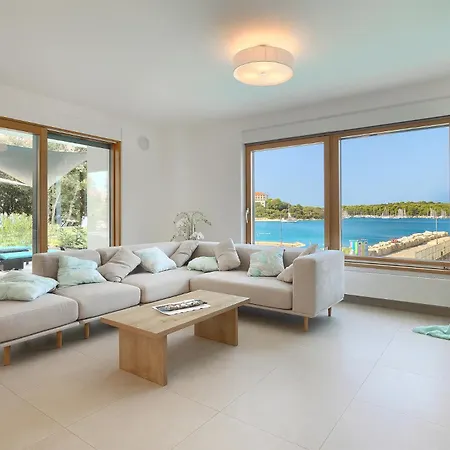 Sail Near Medulin For 10 Persons With 50 M2 Heated Pool, Sea View & Beachfront Pjescana Uvala