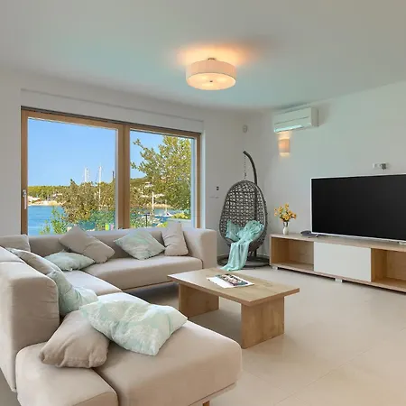 Villa Sail Near Medulin For 10 Persons With 50 M2 Heated Pool, Sea View & Beachfront *