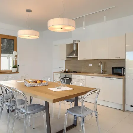 Villa Sail Near Medulin For 10 Persons With 50 M2 Heated Pool, Sea View & Beachfront Pjescana Uvala