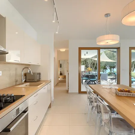 וילה Sail Near Medulin For 10 Persons With 50 M2 Heated Pool, Sea View & Beachfront פיישצ'נה אובלה