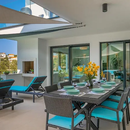 Sail Near Medulin For 10 Persons With 50 M2 Heated Pool, Sea View & Beachfront Villa *