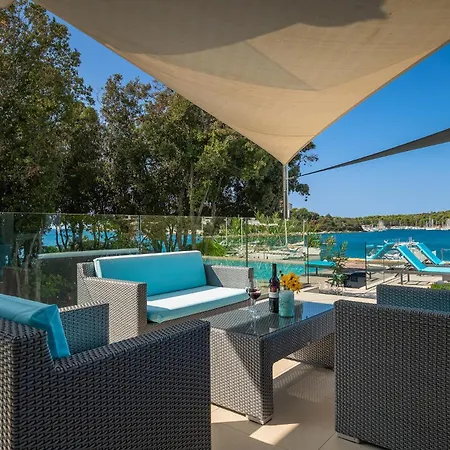 Villa Sail Near Medulin For 10 Persons With 50 M2 Heated Pool, Sea View & Beachfront Pjescana Uvala
