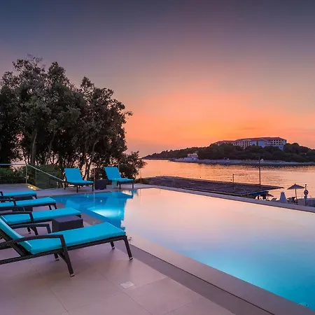 Sail Near Medulin For 10 Persons With 50 M2 Heated Pool, Sea View & Beachfront וילה *