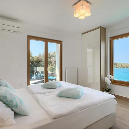Sail Near Medulin For 10 Persons With 50 M2 Heated Pool, Sea View & Beachfront Villa Pjescana Uvala