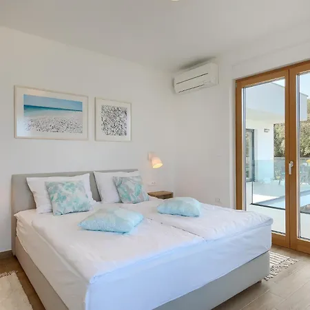 Sail Near Medulin For 10 Persons With 50 M2 Heated Pool, Sea View & Beachfront Villa