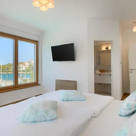 Villa Sail Near Medulin For 10 Persons With 50 M2 Heated Pool, Sea View & Beachfront Pjescana Uvala