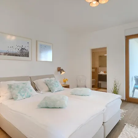 Villa Sail Near Medulin For 10 Persons With 50 M2 Heated Pool, Sea View & Beachfront