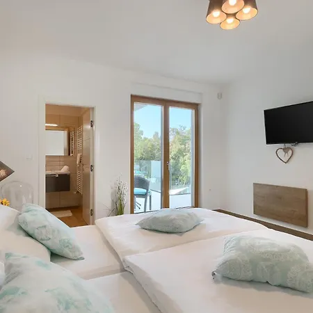 Villa Sail Near Medulin For 10 Persons With 50 M2 Heated Pool, Sea View & Beachfront Pjescana Uvala