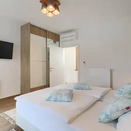 Sail Near Medulin For 10 Persons With 50 M2 Heated Pool, Sea View & Beachfront