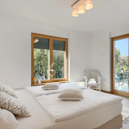 Sail Near Medulin For 10 Persons With 50 M2 Heated Pool, Sea View & Beachfront Villa *