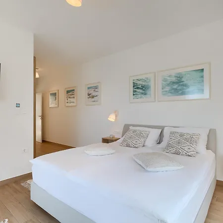 Sail Near Medulin For 10 Persons With 50 M2 Heated Pool, Sea View & Beachfront וילה פיישצ'נה אובלה