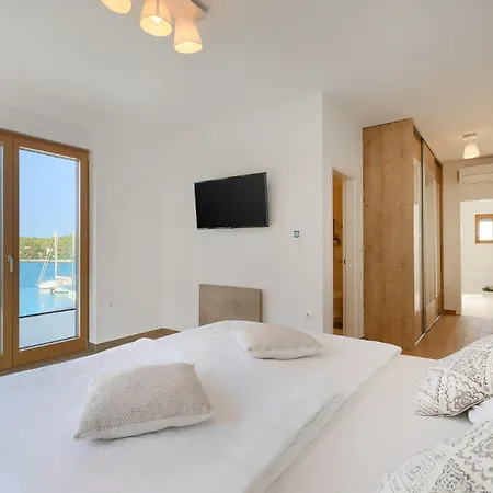 Villa Sail Near Medulin For 10 Persons With 50 M2 Heated Pool, Sea View & Beachfront Pjescana Uvala