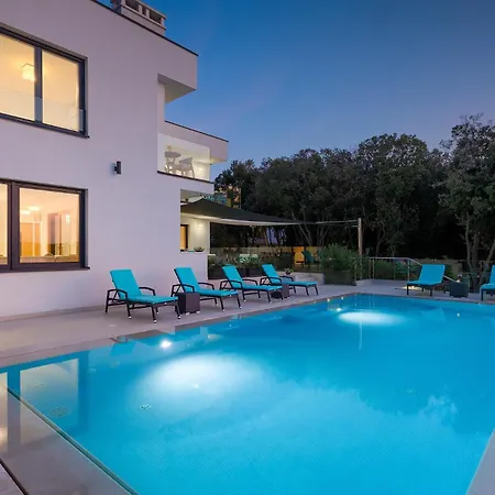 Sail Near Medulin For 10 Persons With 50 M2 Heated Pool, Sea View & Beachfront וילה *