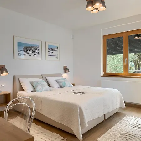 Sail Near Medulin For 10 Persons With 50 M2 Heated Pool, Sea View & Beachfront