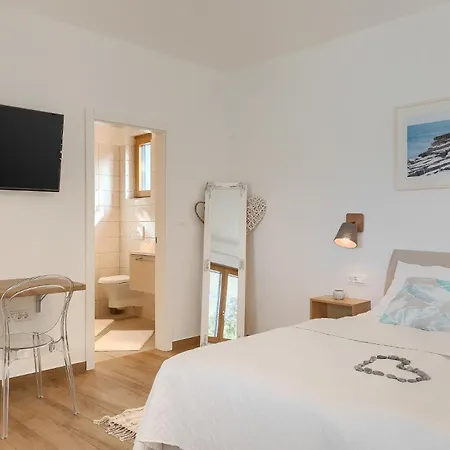 Sail Near Medulin For 10 Persons With 50 M2 Heated Pool, Sea View & Beachfront Pjescana Uvala