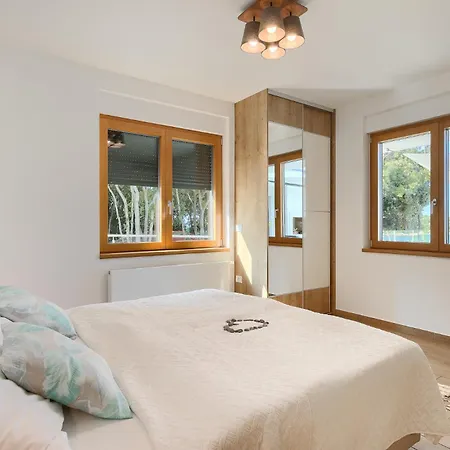 Sail Near Medulin For 10 Persons With 50 M2 Heated Pool, Sea View & Beachfront וילה