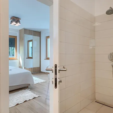 Sail Near Medulin For 10 Persons With 50 M2 Heated Pool, Sea View & Beachfront Villa