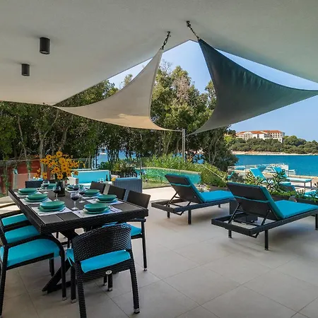Sail Near Medulin For 10 Persons With 50 M2 Heated Pool, Sea View & Beachfront Pjescana Uvala