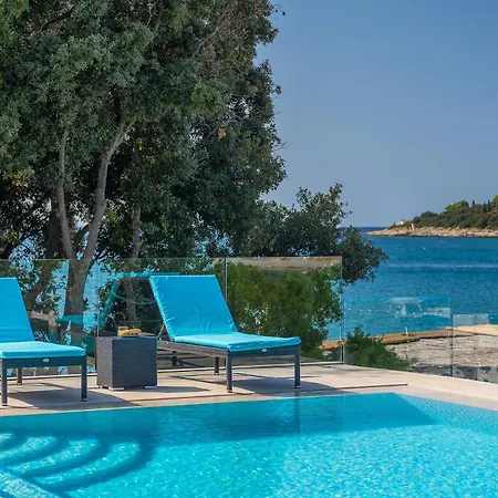 Sail Near Medulin For 10 Persons With 50 M2 Heated Pool, Sea View & Beachfront פיישצ'נה אובלה
