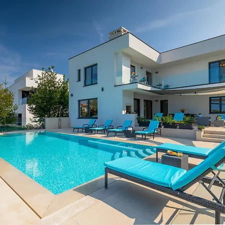 Sail Near Medulin For 10 Persons With 50 M2 Heated Pool, Sea View & Beachfront *