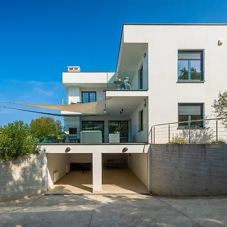 Sail Near Medulin For 10 Persons With 50 M2 Heated Pool, Sea View & Beachfront וילה